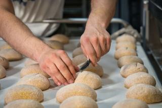 Grignage du pain : techniques d'incision pour une belle croûte