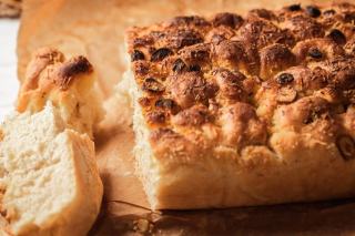 Recette focaccia maison : croustillante à l'huile et aux herbes