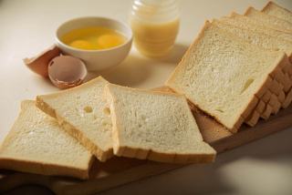 Pain de mie maison : recette moelleuse pour toasts et sandwichs